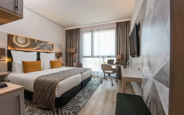Leonardo Royal Hotel Barcelona Fira - photo 2