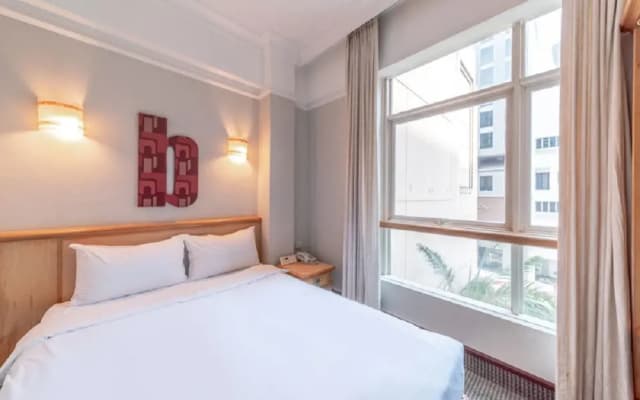 V Hotel Bencoolen - photo 2