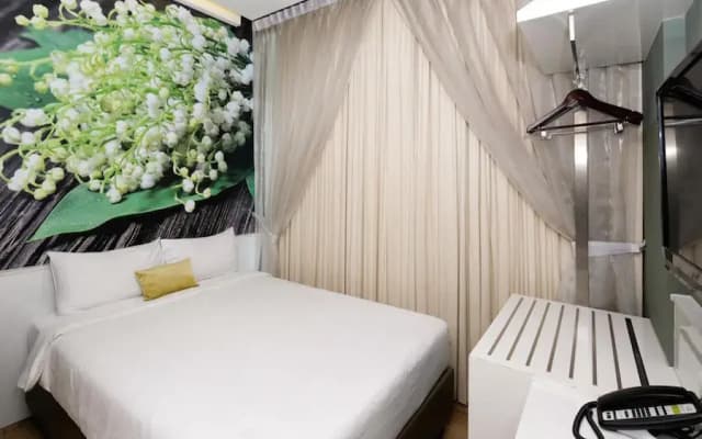 J8 Hotel - photo 2