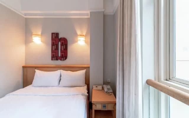 V Hotel Bencoolen - photo 3
