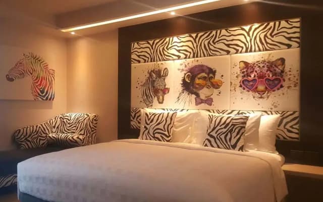 Hotel Clover Asoke - photo 9