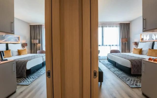 Leonardo Royal Hotel Barcelona Fira - photo 2