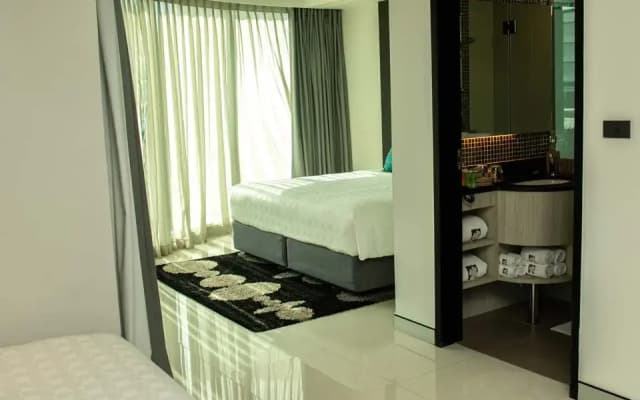 Hotel Clover Asoke - photo 4