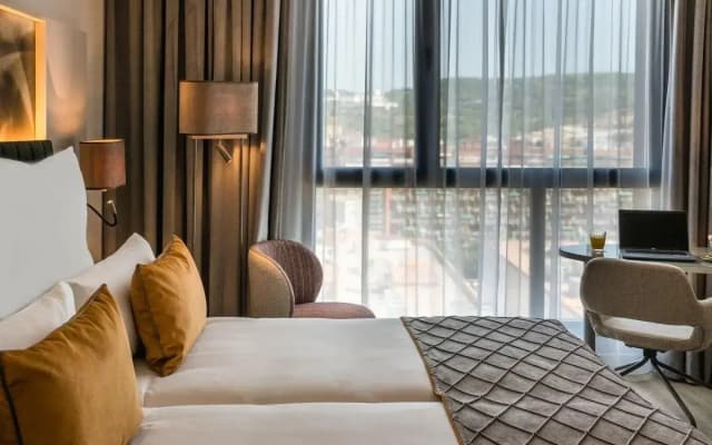 Leonardo Royal Hotel Barcelona Fira - photo 3