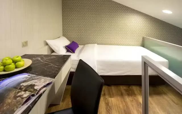 V Hotel Bencoolen - photo 2