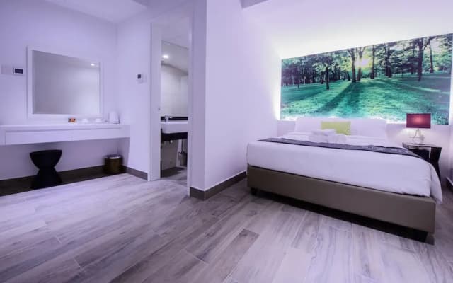 J8 Hotel - photo 5