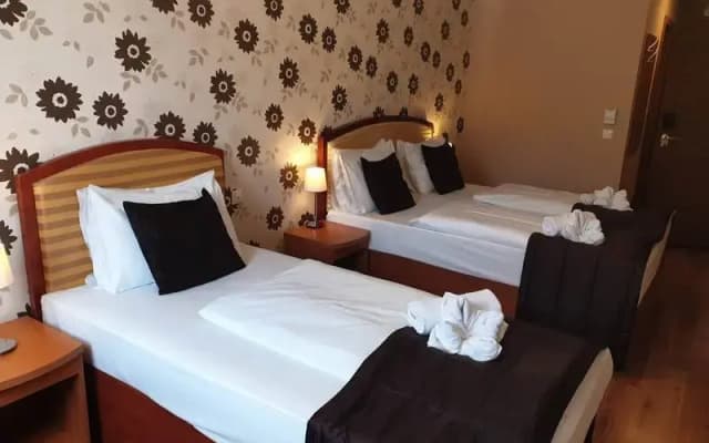 Six Inn Hotel - photo 4