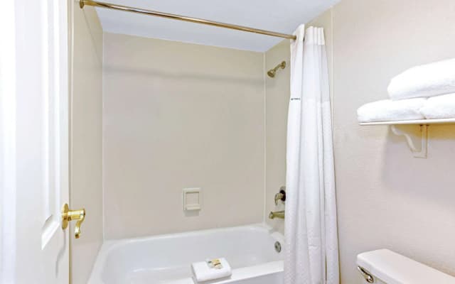 La Quinta Inn by Wyndham Orlando Airport West - photo 8