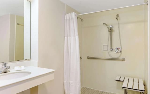 La Quinta Inn by Wyndham Orlando Airport West - photo 9