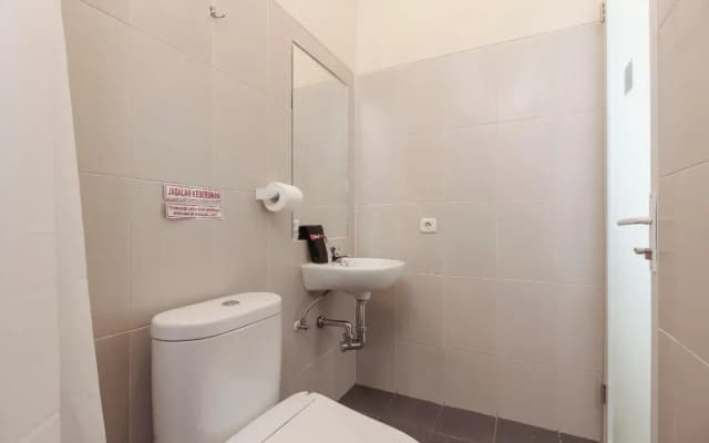 RedDoorz near Soekarno Hatta Airport - photo 6