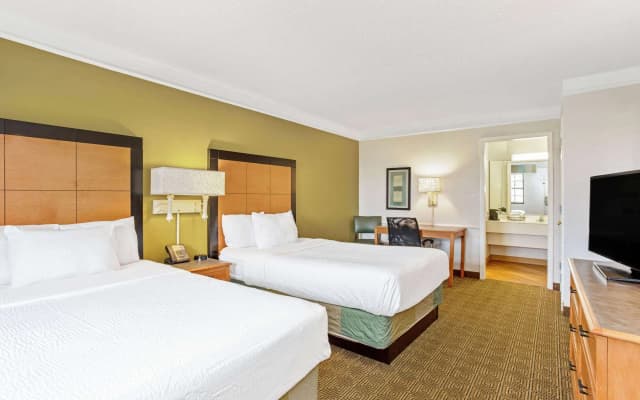 La Quinta Inn by Wyndham Orlando Airport West - photo 6