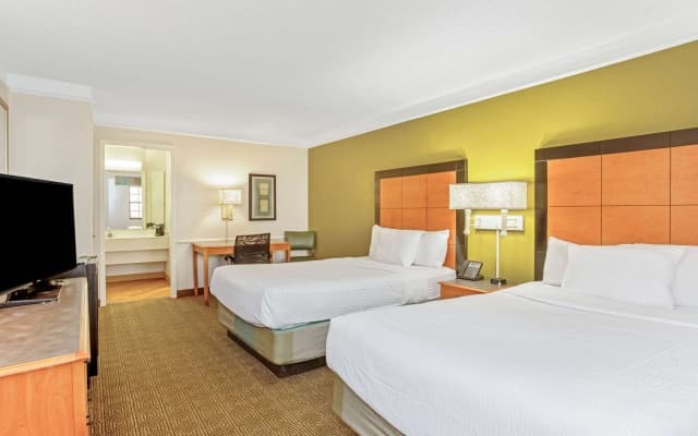 La Quinta Inn by Wyndham Orlando Airport West - photo 4